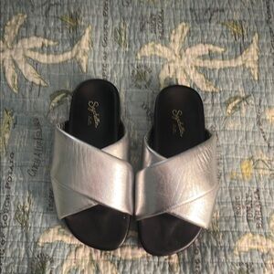 NWOT Silver Seychelles Puffy Slide Sandals
